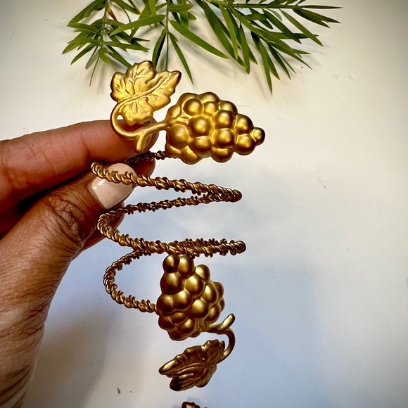 Vintage Gold Metal Napkin Rings Set of 4 - Picture 4 of 8